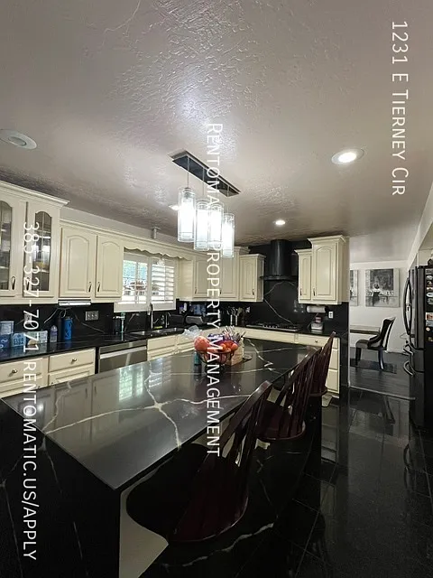 7 bed, 3.5 bath, 4500 sqft, $3,899 — Photo 3