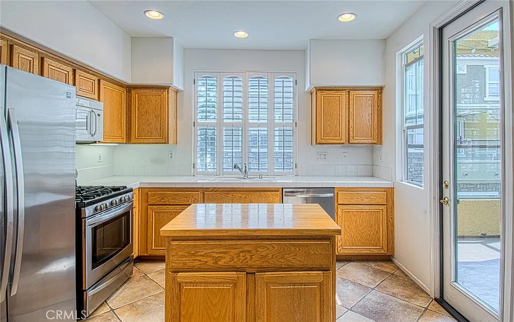 2 bed, 2.5 bath, 1167 sqft, $3,600 — Photo 2