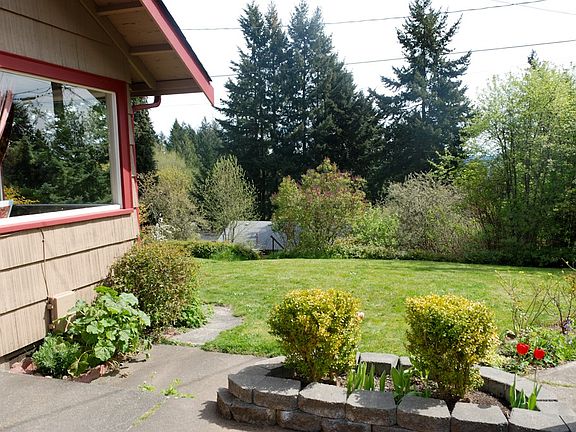 5th image of 2225 Viking St W
