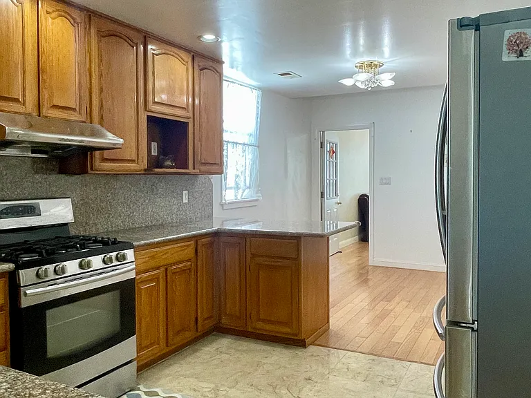 418 Athens St — Photo 8
