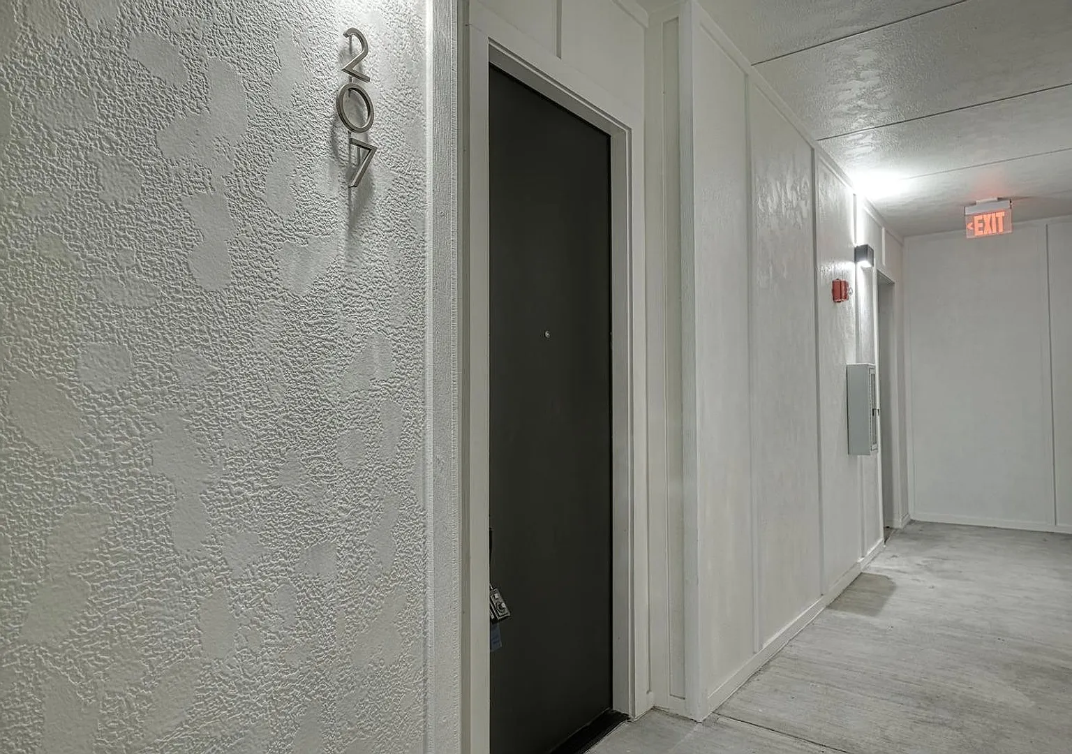 207 W Johanna — Photo 2