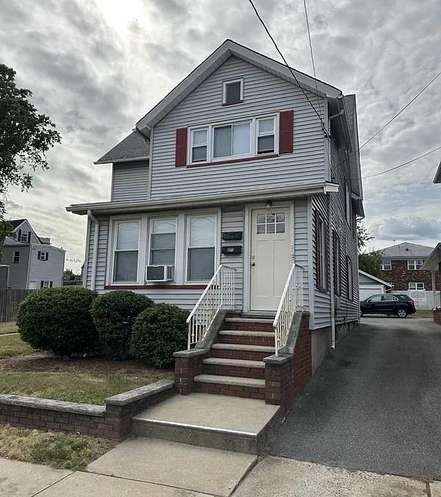 289 Livingston Ave #1