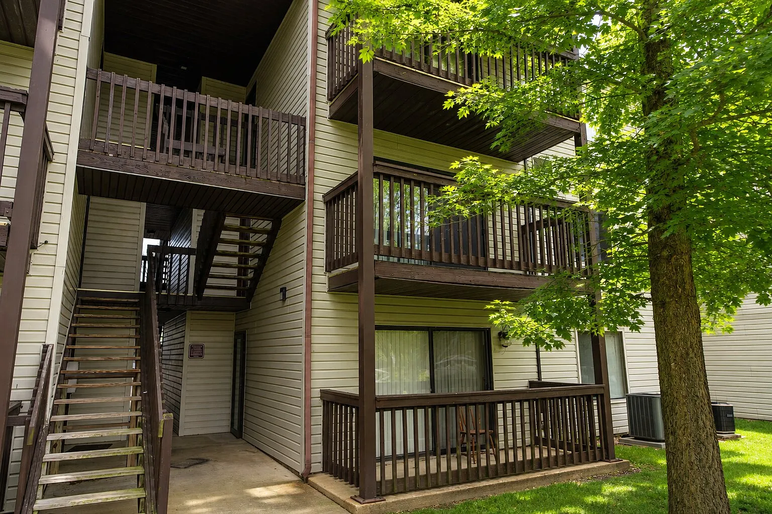 2 bed, 734 sqft, $1,395 — Photo 2