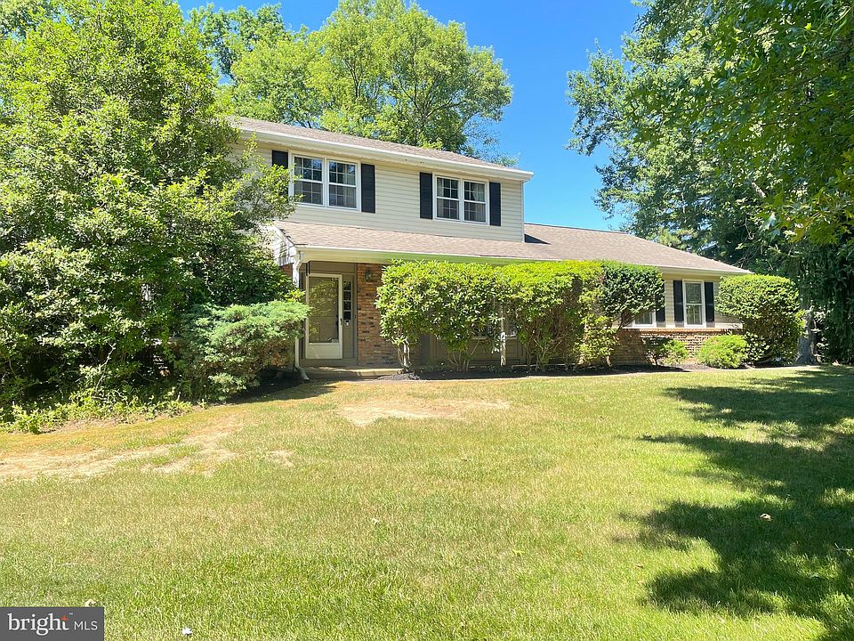 1st image of 284 Pond Dr