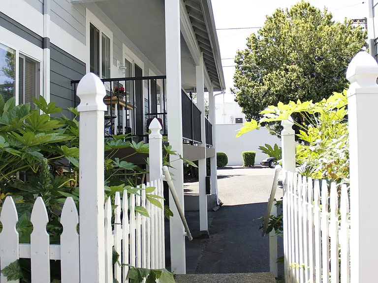 426 NE 75th Ave — Photo 3