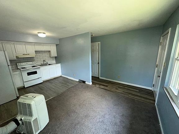 3rd image of 826 E Como Ave #826
