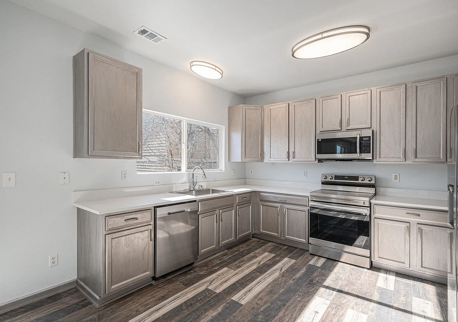 Remodeled 3 bed, 2.5 Bath Home in Littleton! — Photo 3