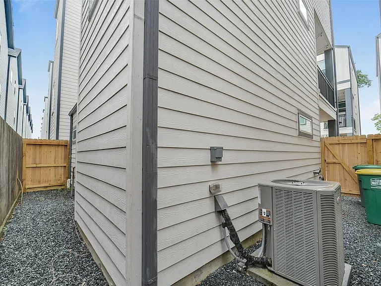 760 W Donovan St — Photo 26