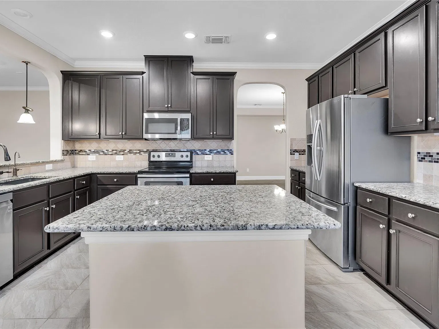 4 bed, 2.5 bath, 3301 sqft, $2,800 — Photo 3