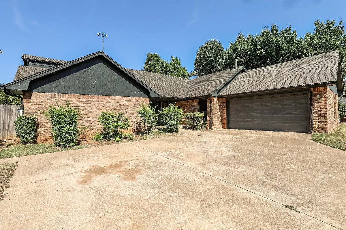 3 bed, 2.0 bath, 2054 sqft, $2,100 — Photo 2