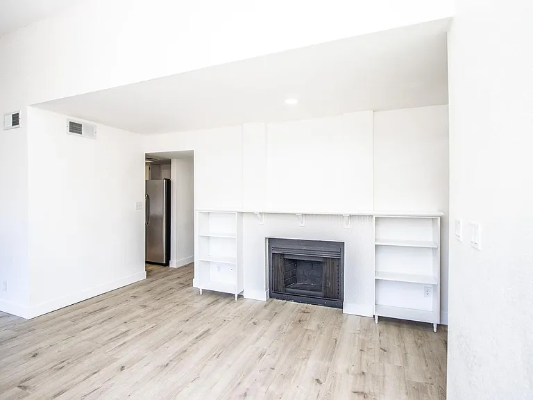3102 E Clarendon Ave #207 — Photo 5