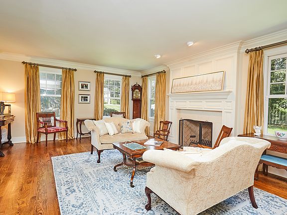 157 Compo Road South