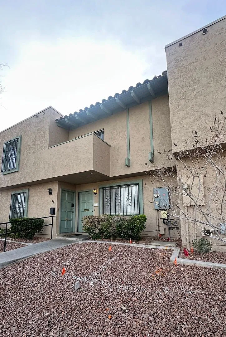 2 Bedrooms 1.5 Bathroom Townhouse Available For Rent Jones And Vegas Dr — Photo 1