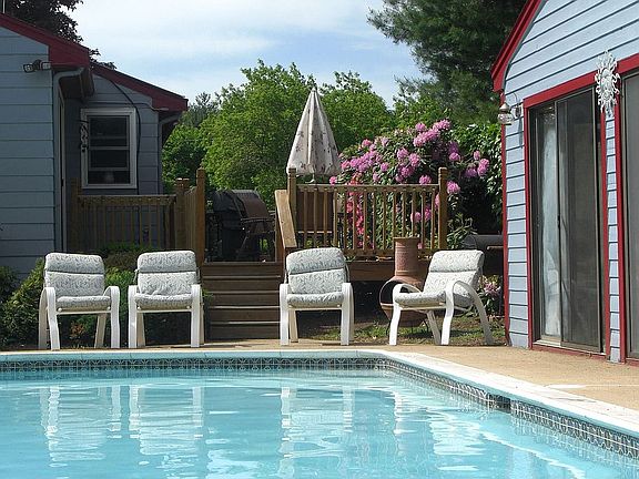 pool, cabana w/hot tub 