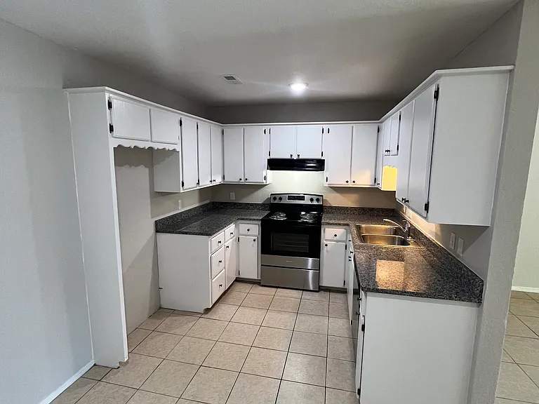 823 N Lola Ln — Photo 7