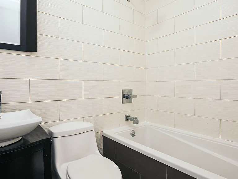 296 Harman St #1L — Photo 8
