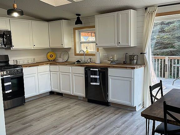 4th image of 7319 White Swan Ln