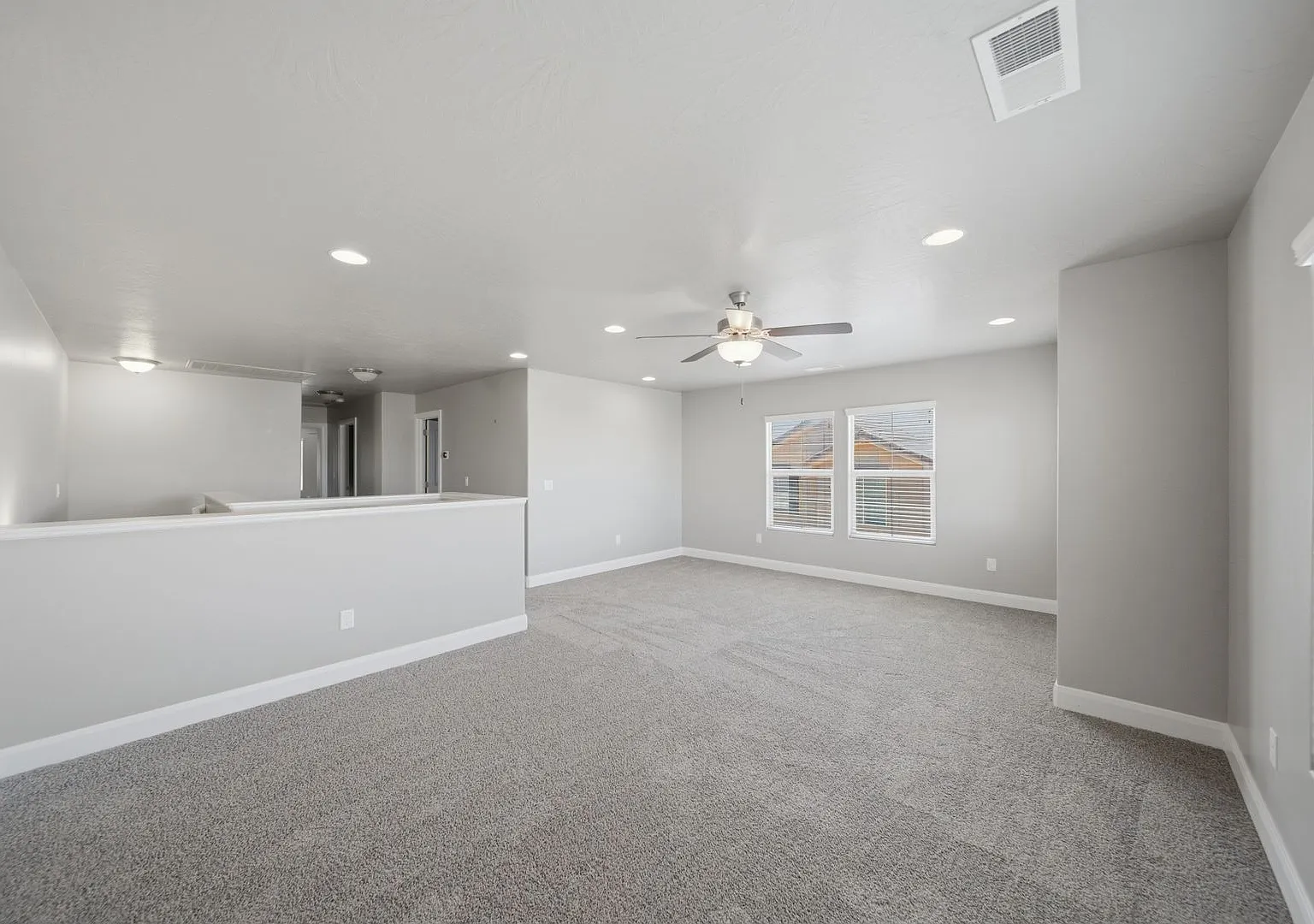 Bright & Spacious 3 bedroom Townhome — Photo 2