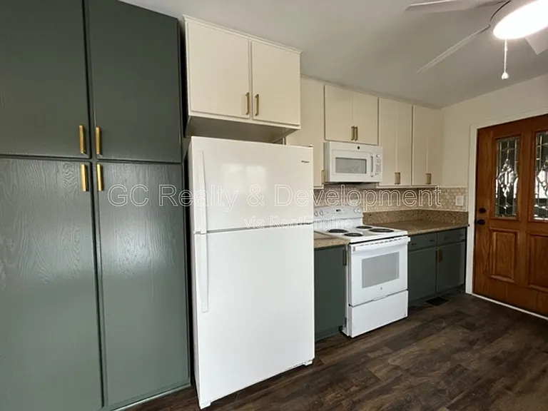 231 Ridgefield Ln — Photo 2