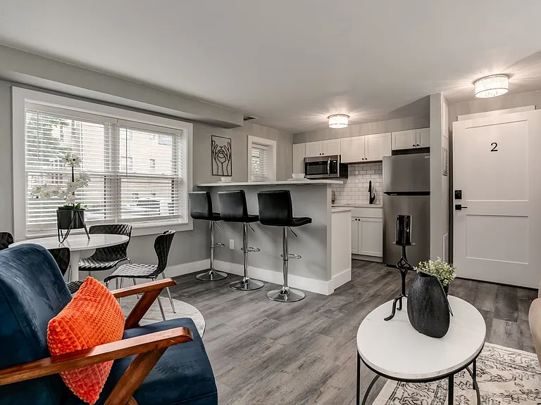 Broadway 46 Apartments — Photo 33