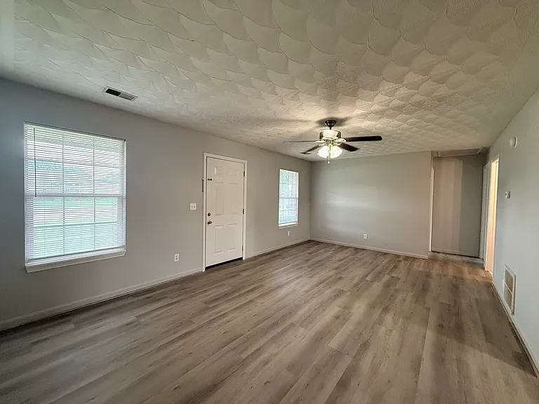 106 Tiffany Ct — Photo 8