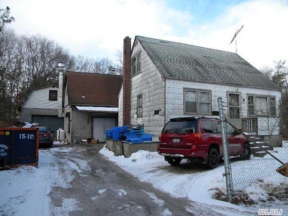2nd image of 1104 Connetquot Ave