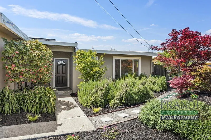 3 bed, 2.0 bath, 1250 sqft, $5,200 — Photo 1