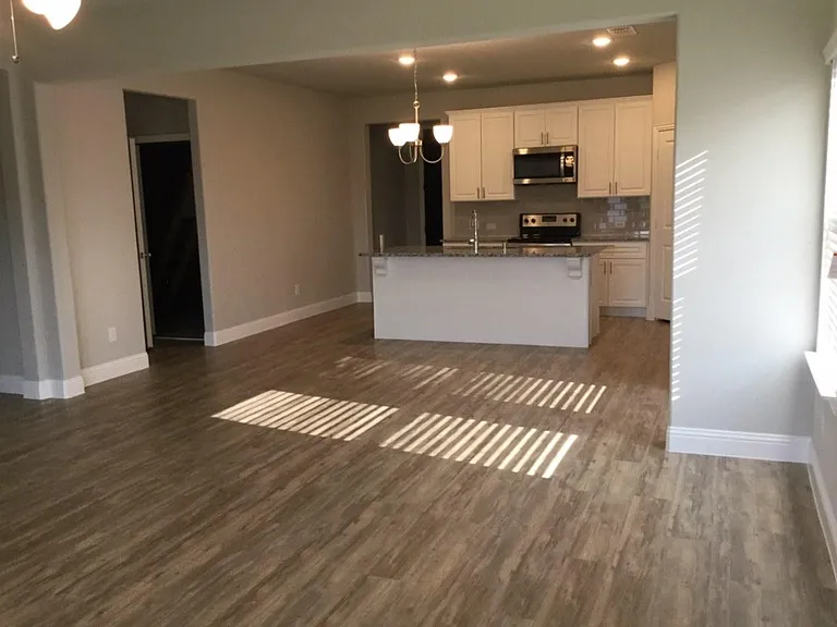 2609 Empire St — Photo 3