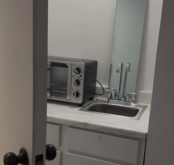 Kitchenette area (sink, conventional oven, cooktop)