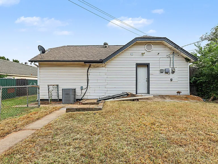 537 SW 46th St — Photo 31