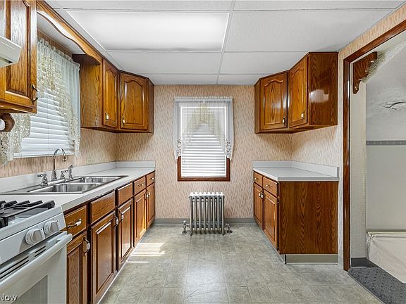5th image of 543 Woodside Ave