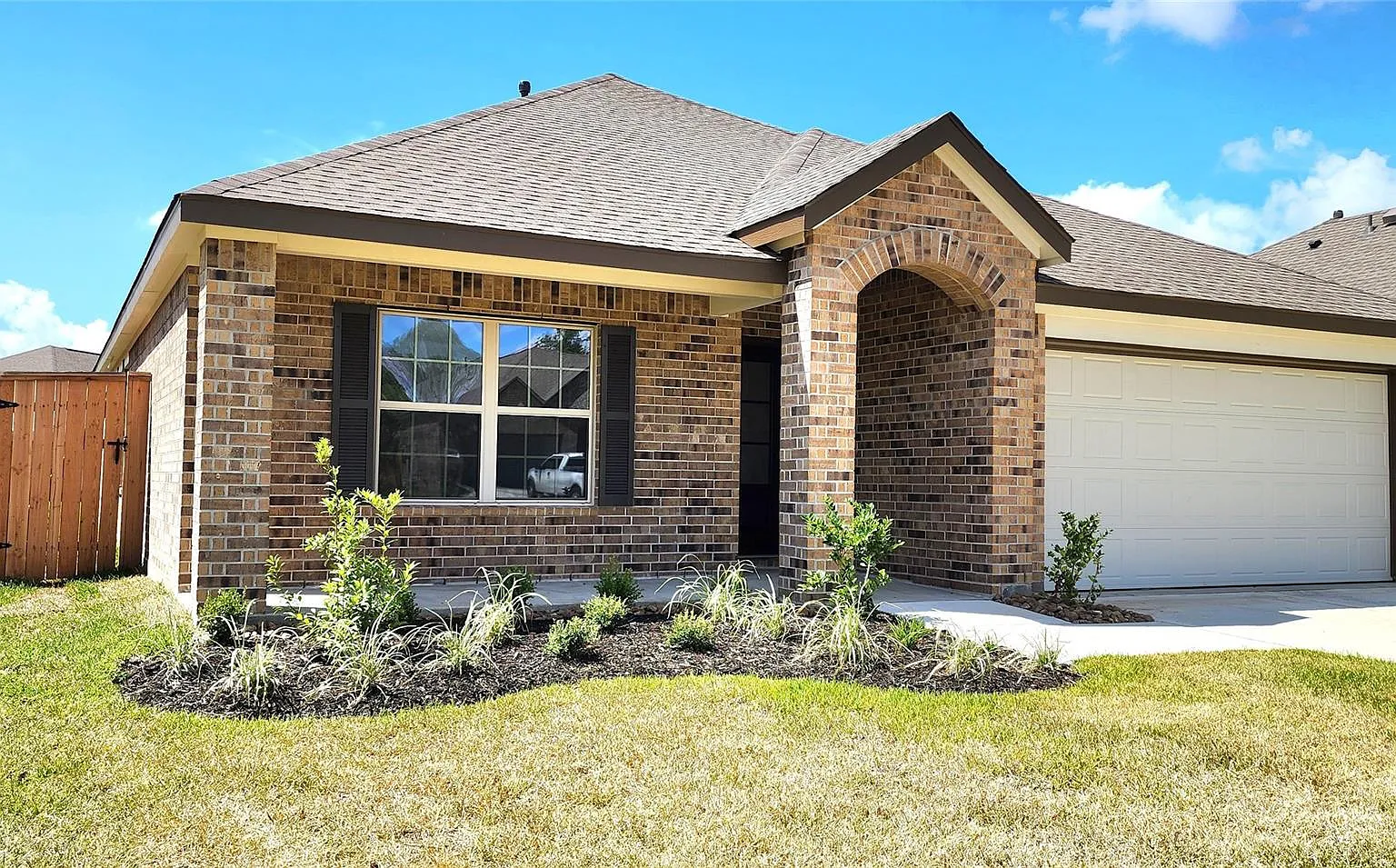 4 bed, 2.0 bath, 1932 sqft, $2,000 — Photo 1