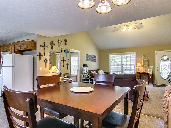 4th image of 217 Warren Cir