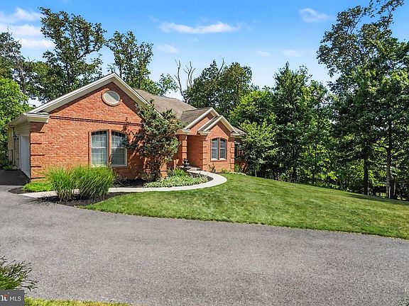 3rd image of 4805 Mountain Rise Dr