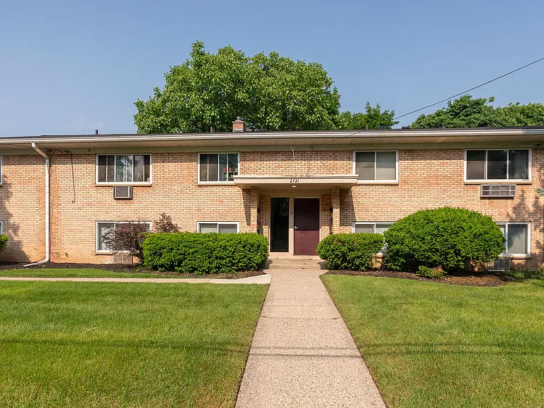 Apartment off 28th and Clyde Park Available — Photo 5