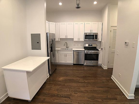 3rd image of 1115 N Hermitage Ave #1R