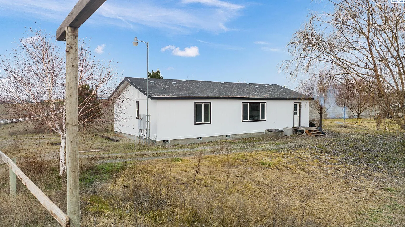 623 Moore Rd photo 1