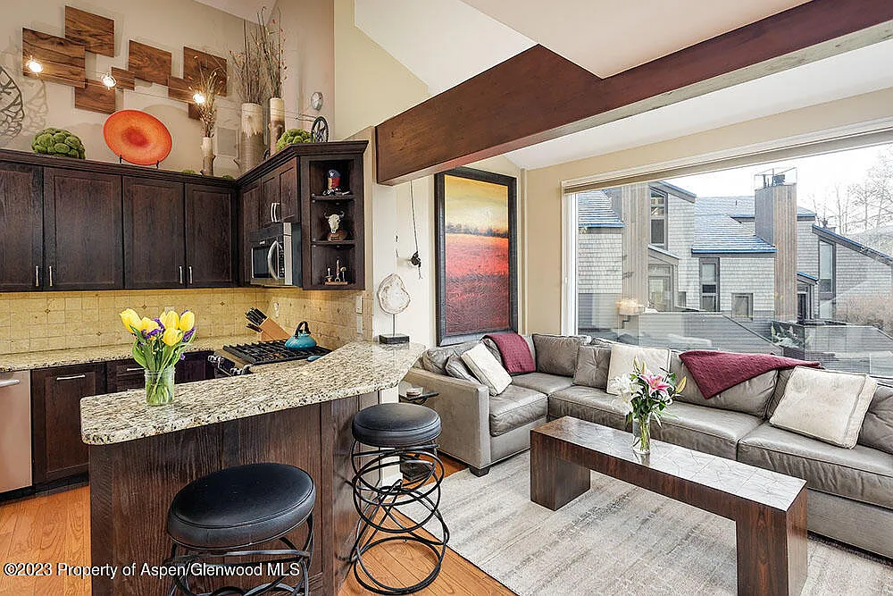 2 bed, 2.0 bath, 882 sqft, $11,000 — Photo 1