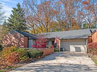 1040 Stratford Pl, Bloomfield Hills, MI 48304