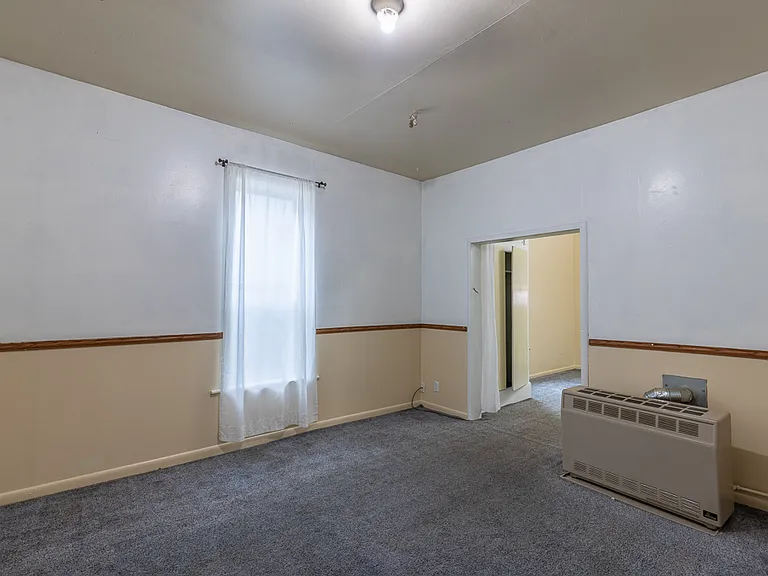 558 E 4th Ave #1 — Photo 2