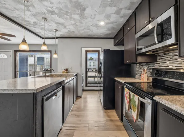 781 Country Place Dr APT 2045, Houston, TX 77079