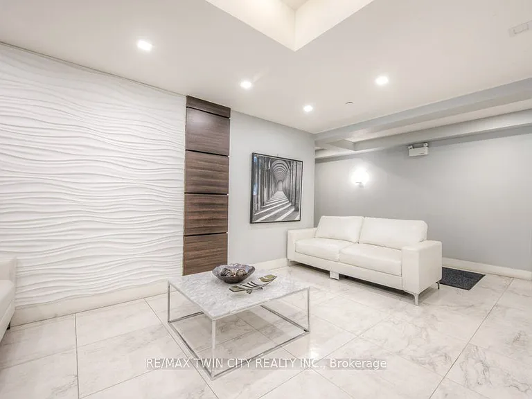 1280 Gordon St #305 — Photo 4