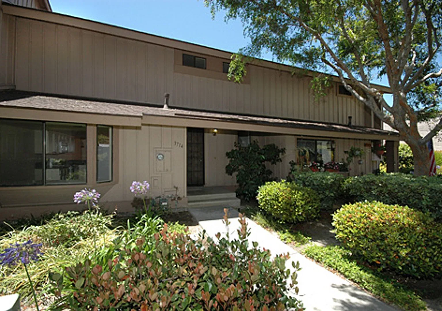 Beautifully Upgraded 2 Bedroom Condo in El Camino Club Estates! — Photo 1