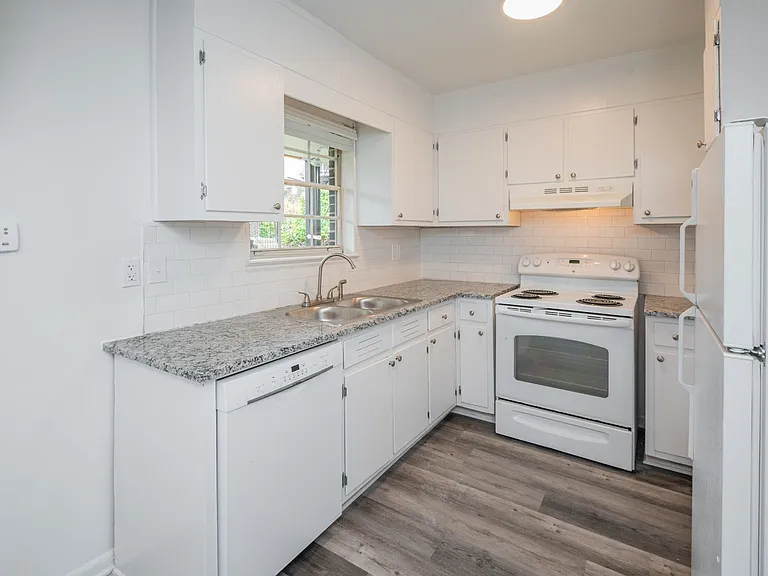 Cliff Terrace — Photo 16