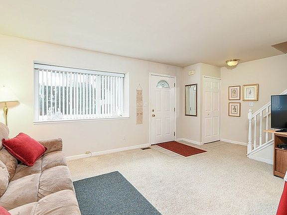 3rd image of 18317 Jamestown Cir