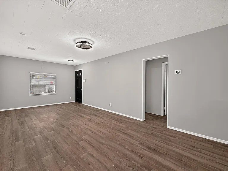 1507 Laird St — Photo 4