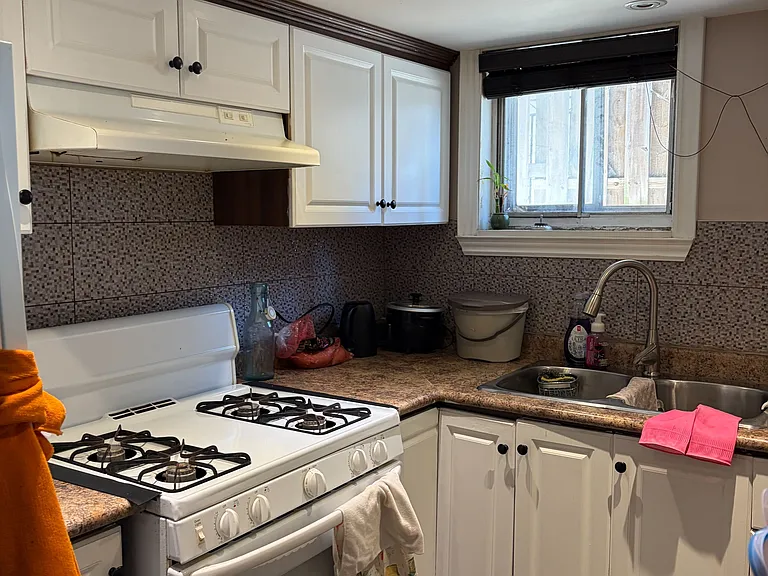 247 Lansdowne Ave #BASEMENT — Photo 16