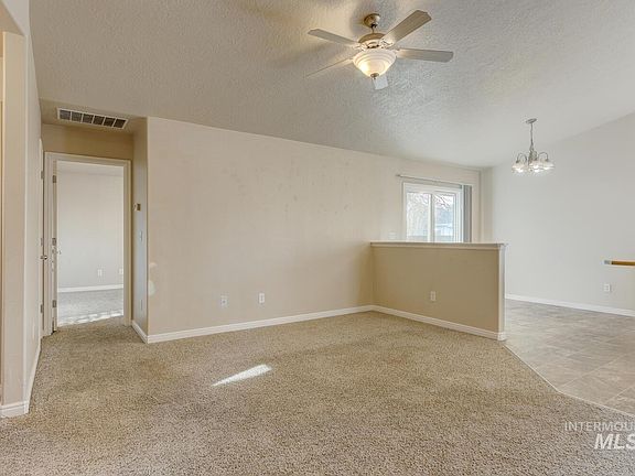 4th image of 816 Sioux Ave