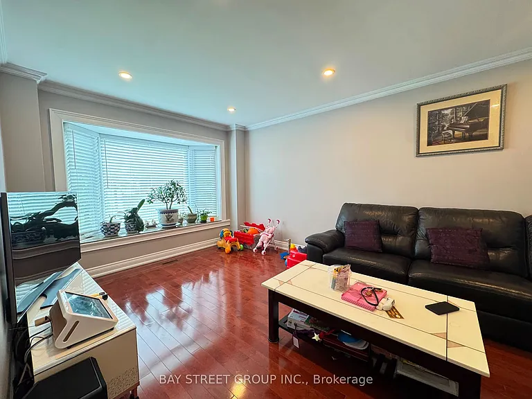 33 Northolt Cres — Photo 5