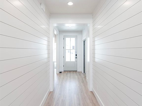 4th image of 400 S Diesel Way